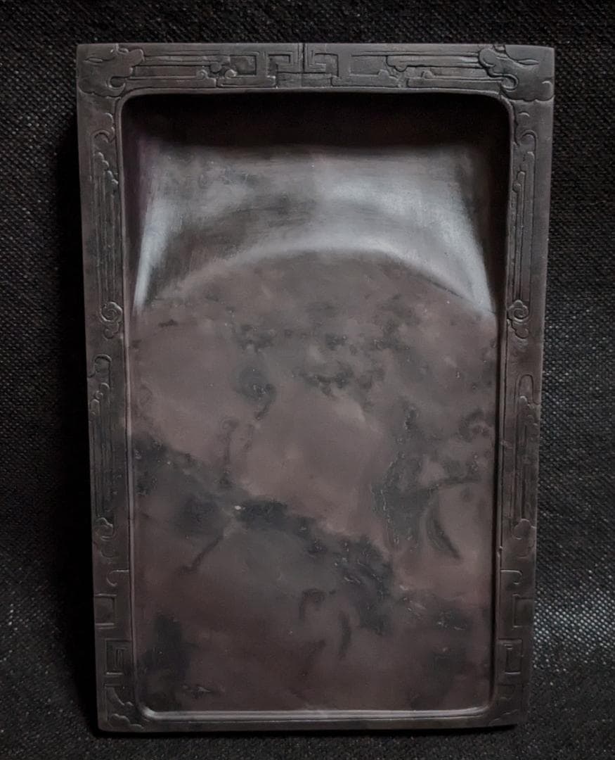 【端渓硯　饕餮文】◆玳瑁斑・蟻脚青花・火捺が美しい朝天巌◆唐木共箱◆七吋長方硯