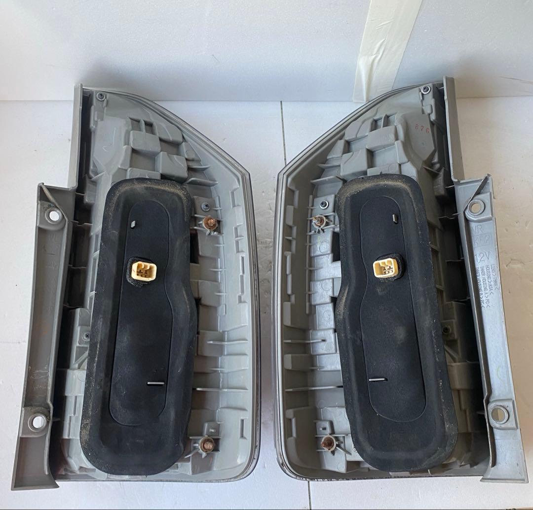 トヨタ 純正 ヴォクシー 70系 後期 ZRR70W テールランプ　左右セット