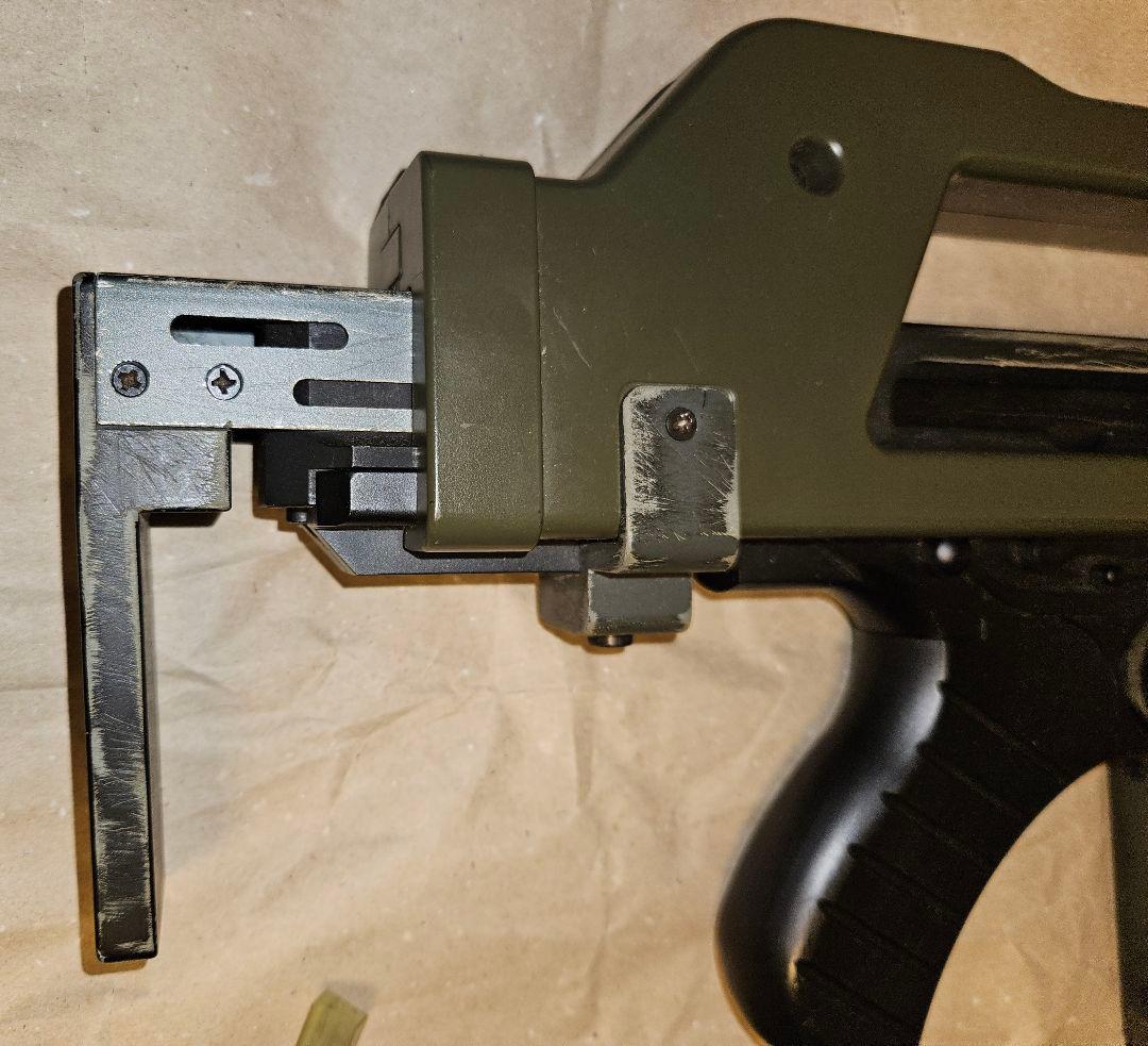 映画エイリアン·パルスライフル(ベースは東京マルイトンプソン)