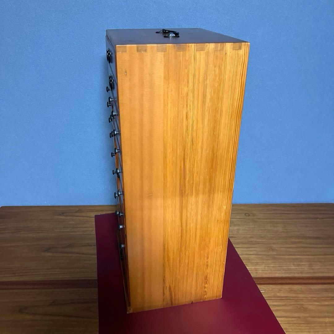 『小物入れ』22個　多段引き出しキャビネット　自然な木目仕上げ　薬棚薬箪笥