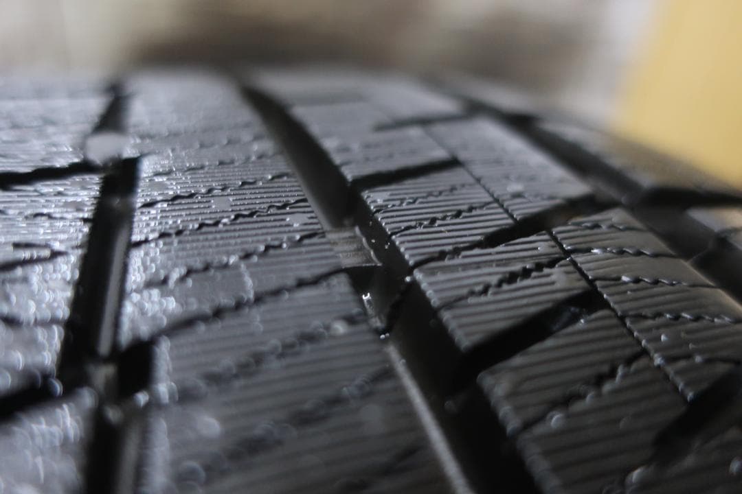 khey様　送料込み　 205/50R17 バリ溝 ロクサーニ タービンRE