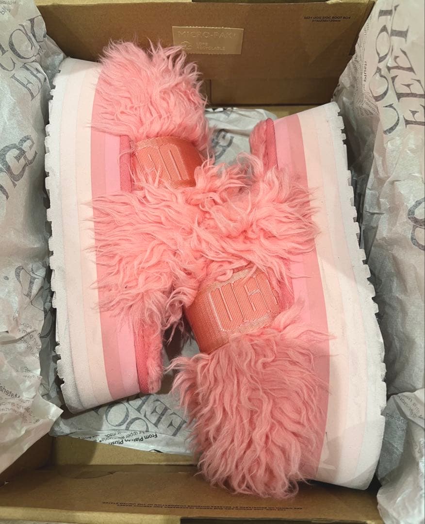 UGG ピンクファースライドサンダル