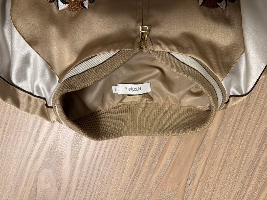 グ*マ様 グラニフ　イカク　 レッサーパンダ刺繍 ベージュサテンジャケット