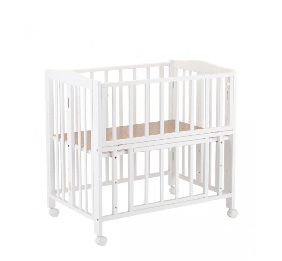 美品カトージ　ベビーベッド　ホワイト　品番02700 マット、ふとん付き