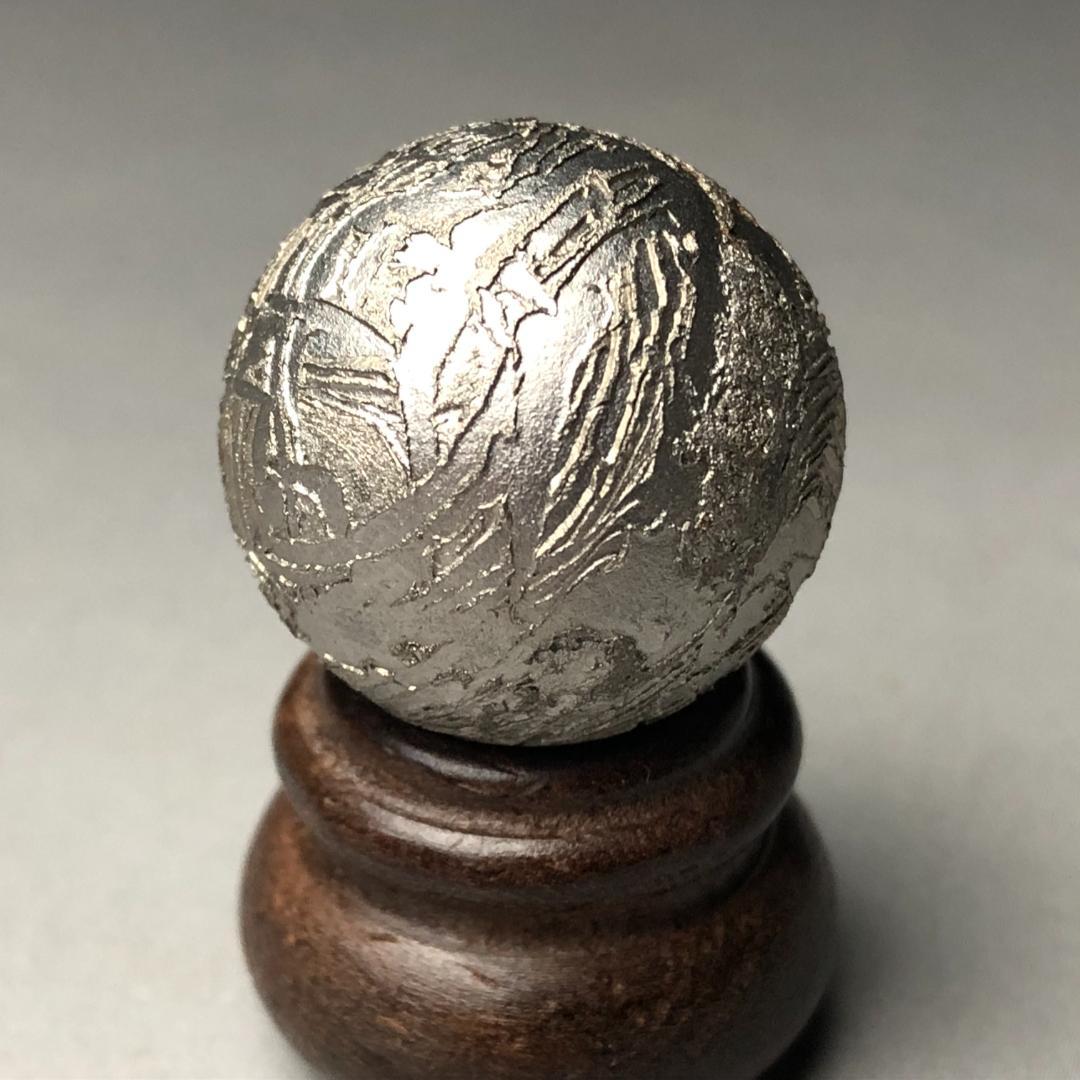 アルタイ隕石 メテオライト くりぬき　球体 穴なし台付き 希少　美品