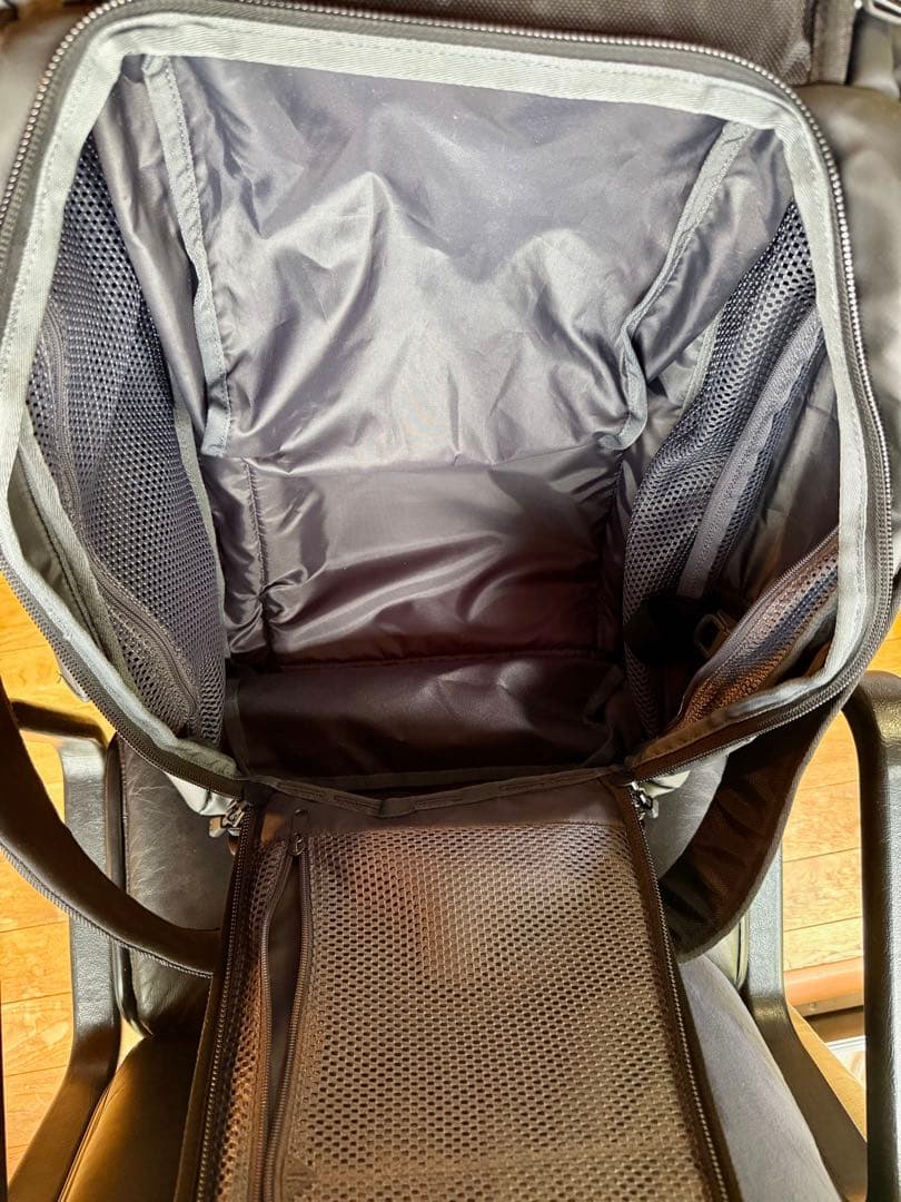 お*ん様 Db Journey The Hugger ボストンバッグ リュック