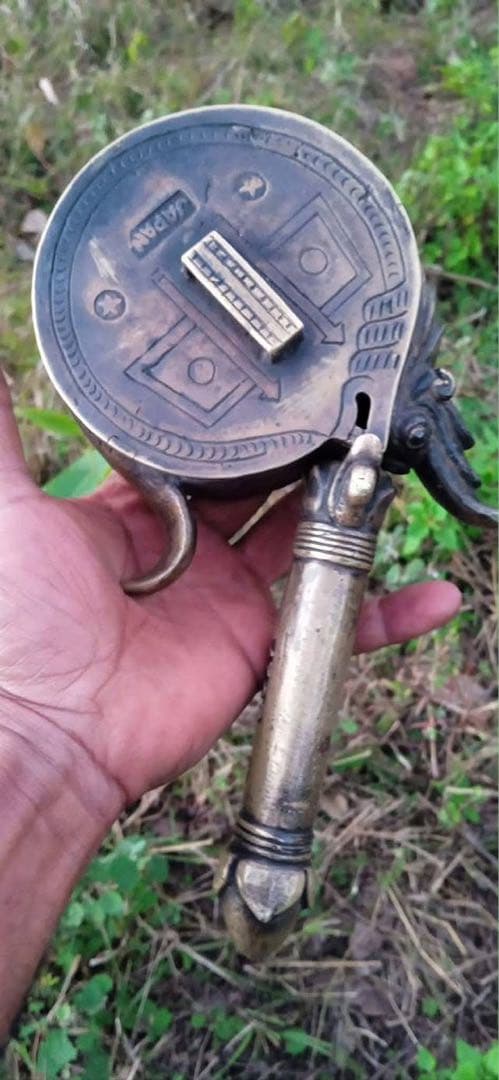 装飾的な金属製ハンドル付きコレクションアイテム