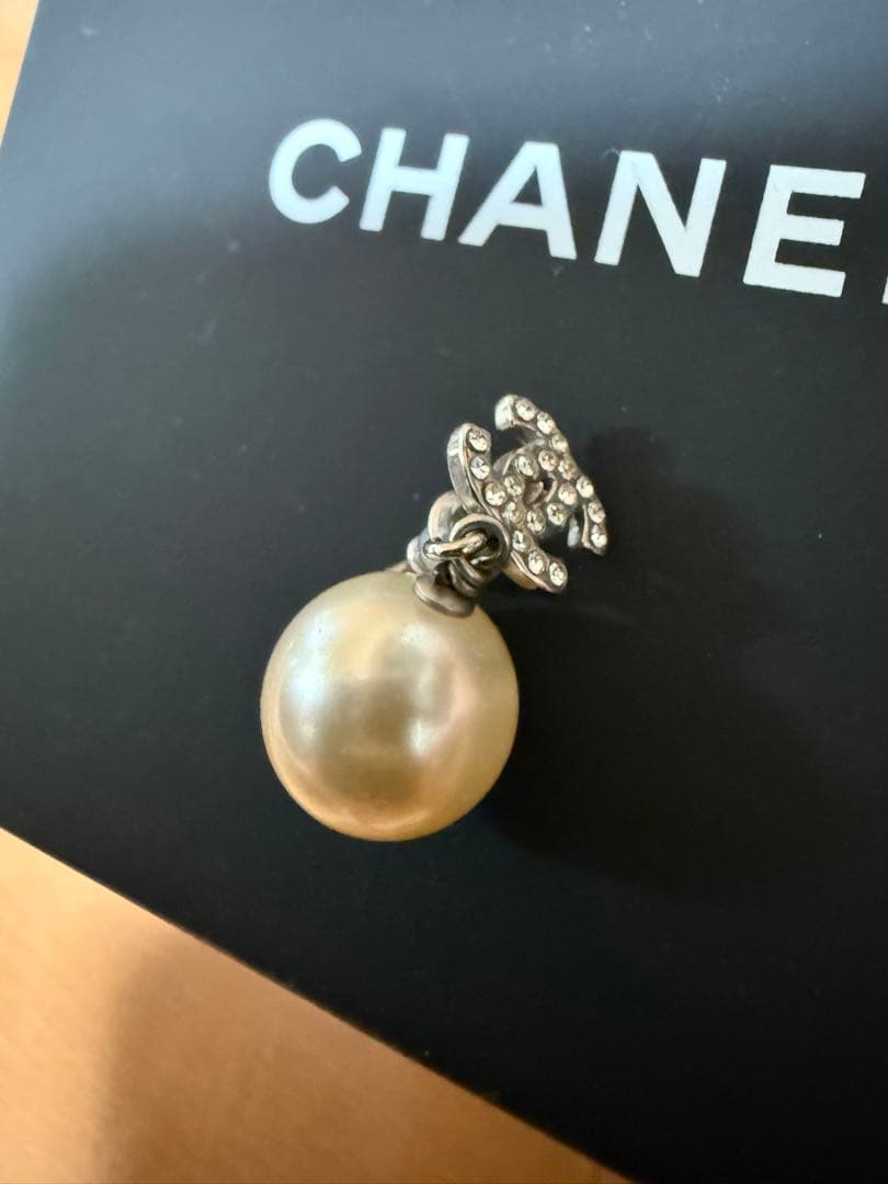 CHANELパールロゴピアス（片耳用）