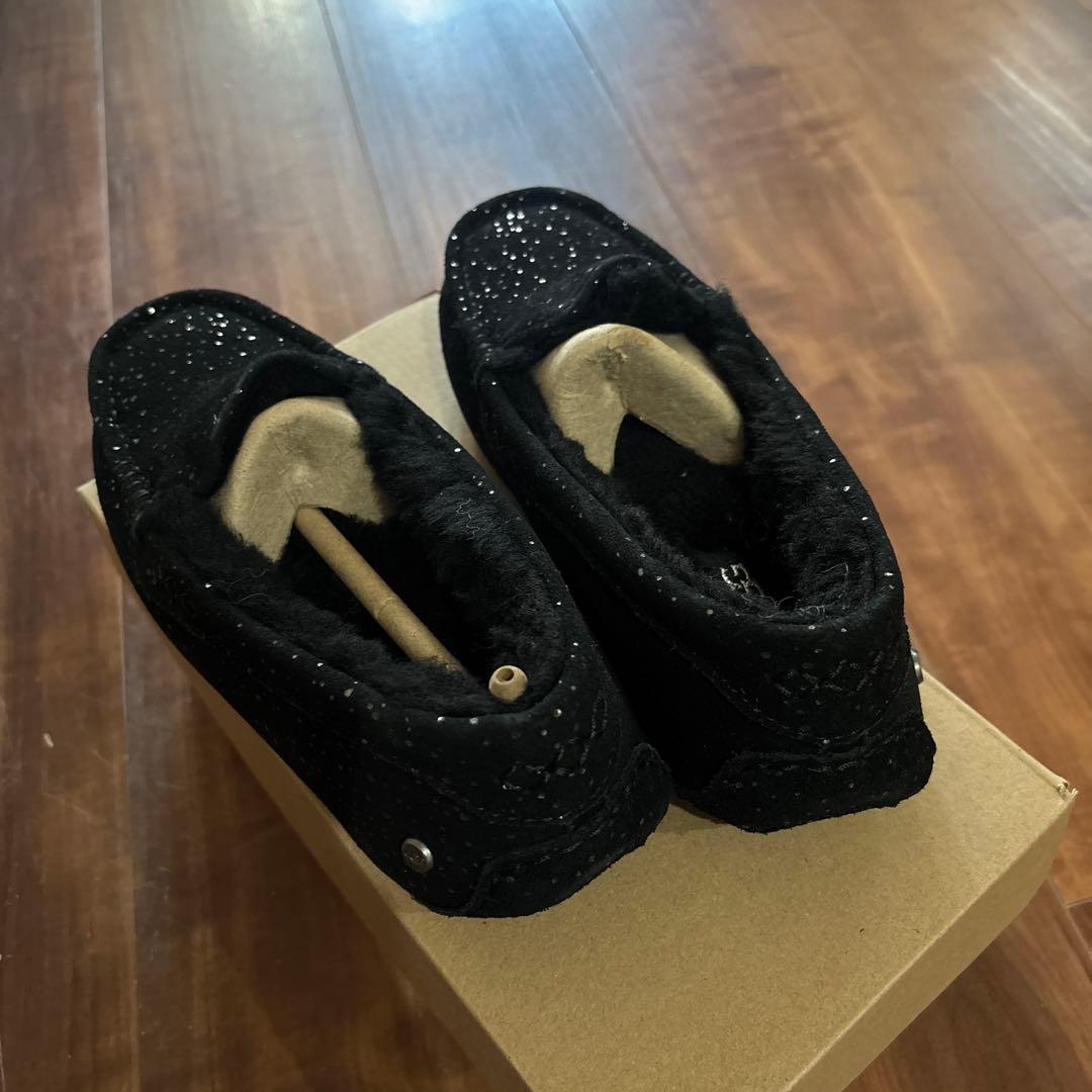 新品　未使用　UGG ブラック スパンコール モカシン　22センチ22.5センチ