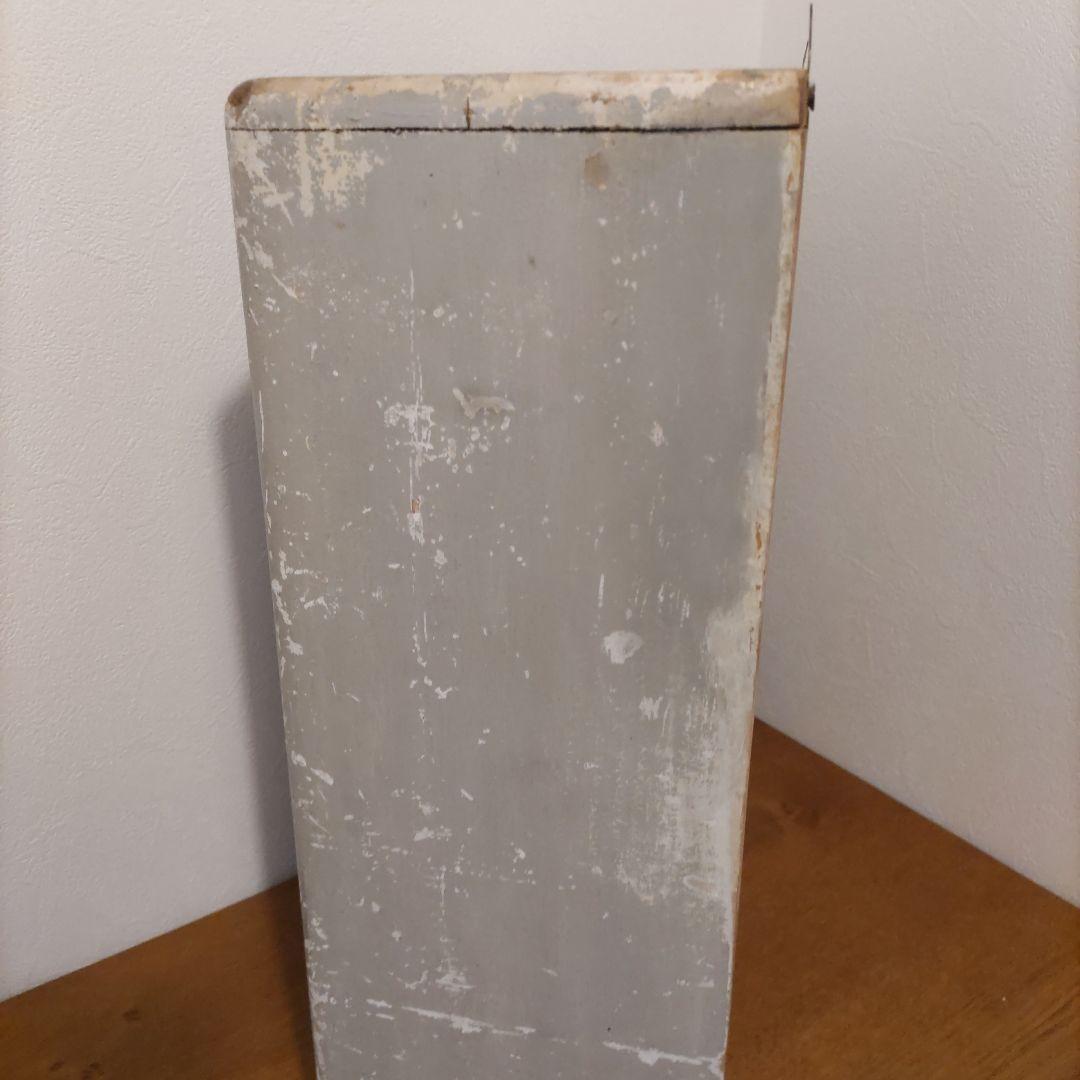 グレーの木製扉付き収納ボックス