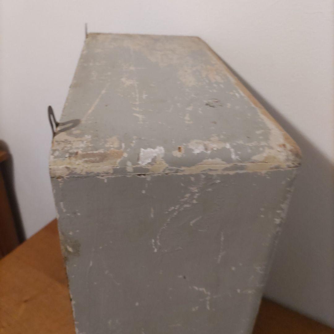 グレーの木製扉付き収納ボックス