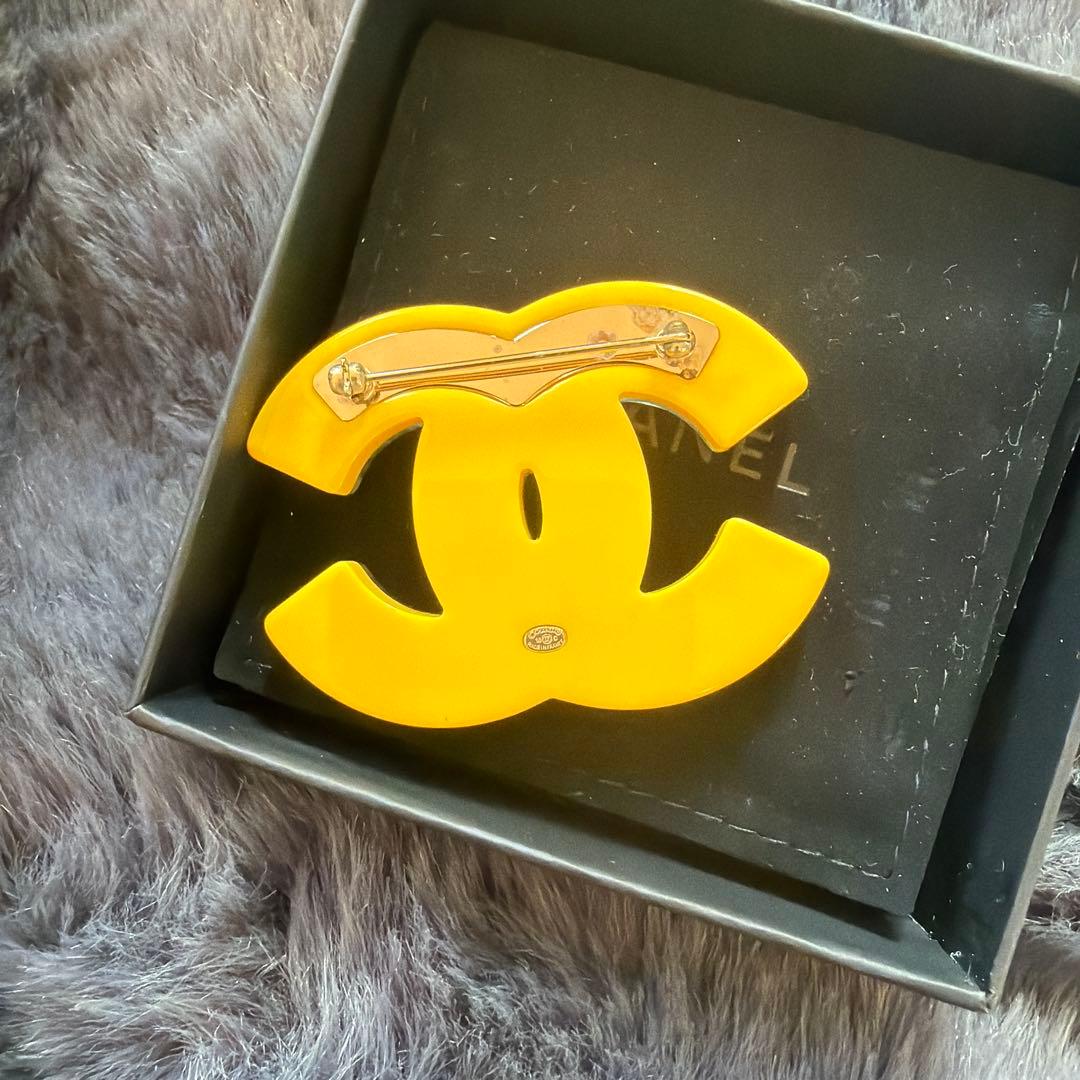 CHANEL イエロー ダブルCロゴ ブローチ