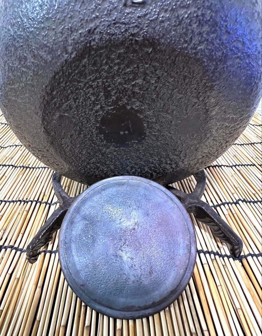 未使用品　供箱付属品付　南部喜州 (及川 喜徳)造　鍛治打袋鉉　１５型　南部鉄瓶