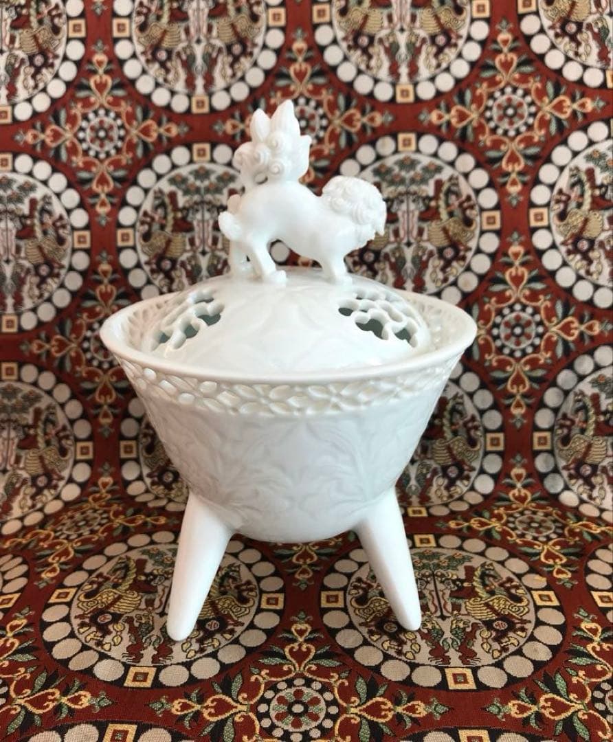 樋渡陶六 青白磁 獅子牡丹唐草文彫　香炉　香爐