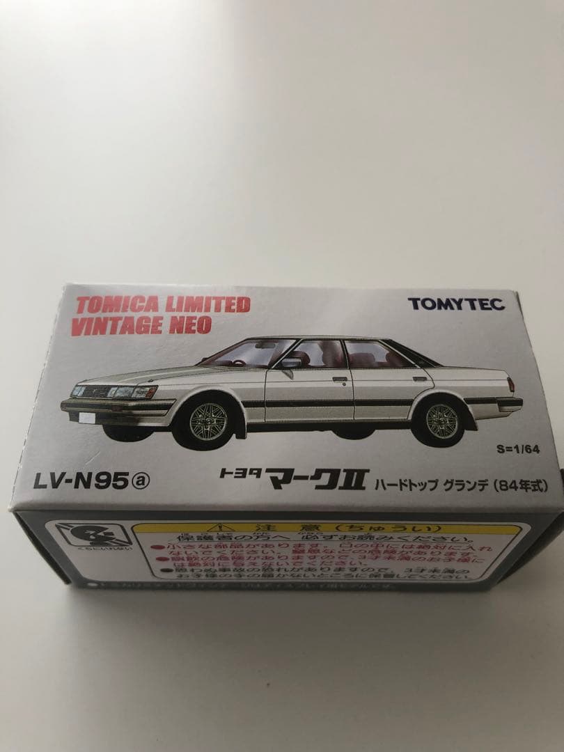 トミーテックリミテッドヴィンテージ　トヨタマークII グランデ84年式　白