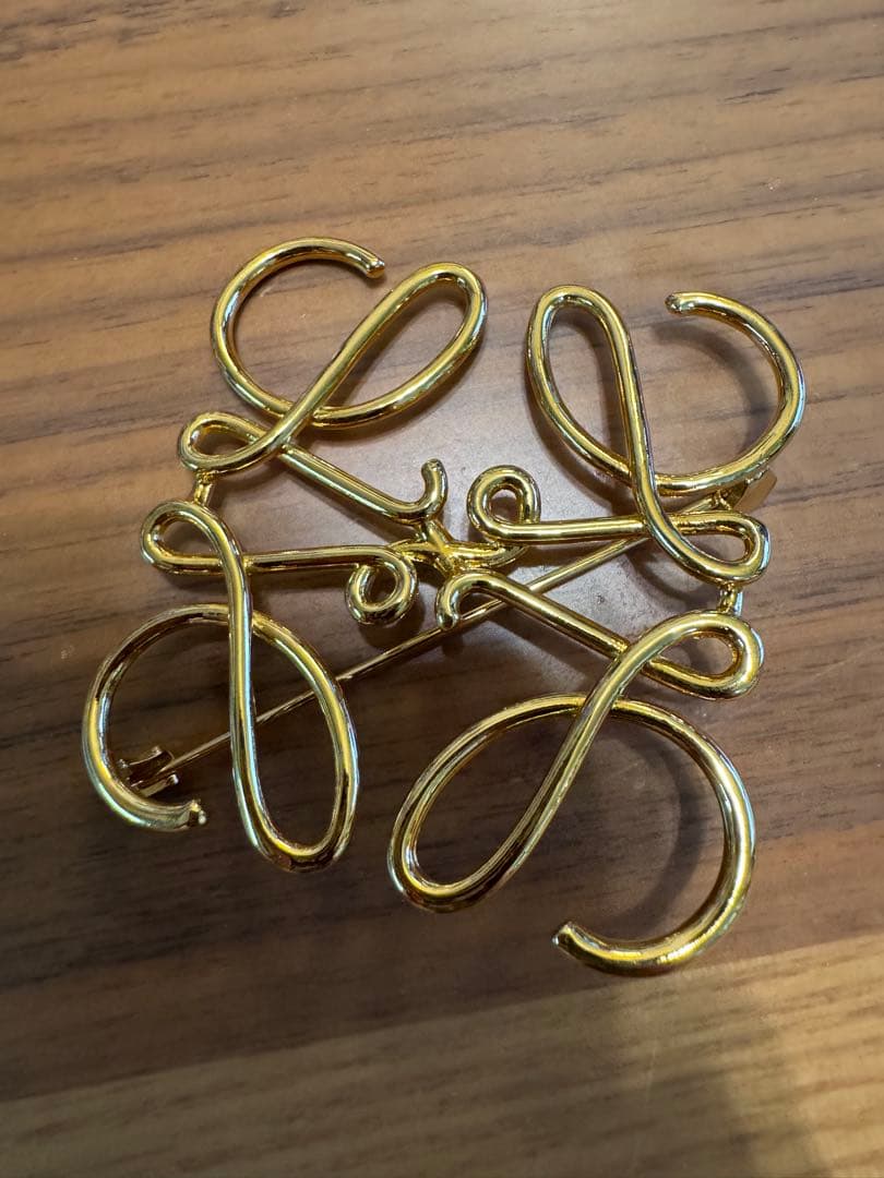 ロエベ　アナグラムブローチ　ゴールド