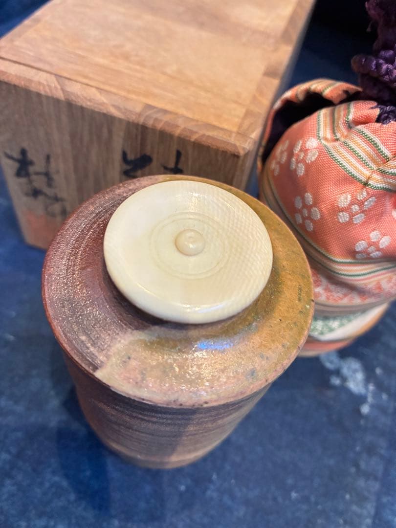 信楽茶入　今井桂秋（作)　共箱　仕服(梅花散らし間道) 茶道具