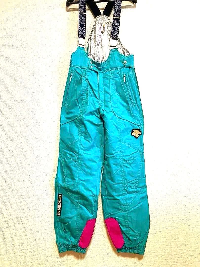 ホワイトゲレンデに映える鮮やかなグリーンのスキーウェア