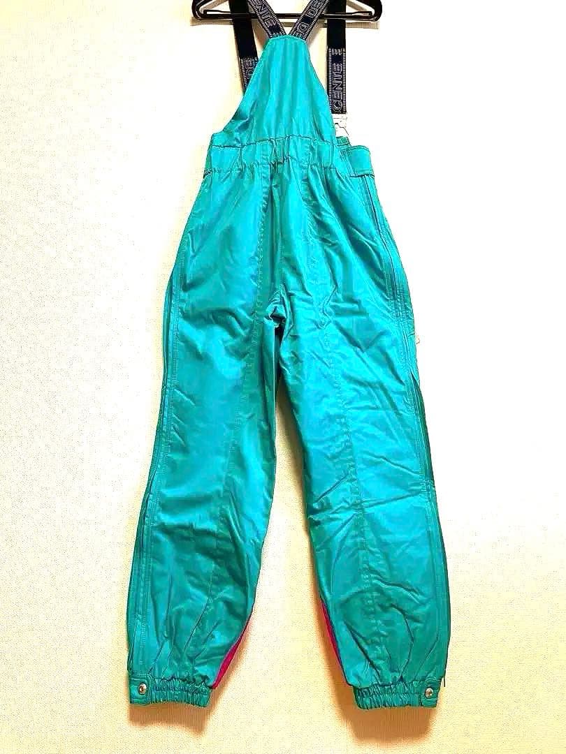 ホワイトゲレンデに映える鮮やかなグリーンのスキーウェア