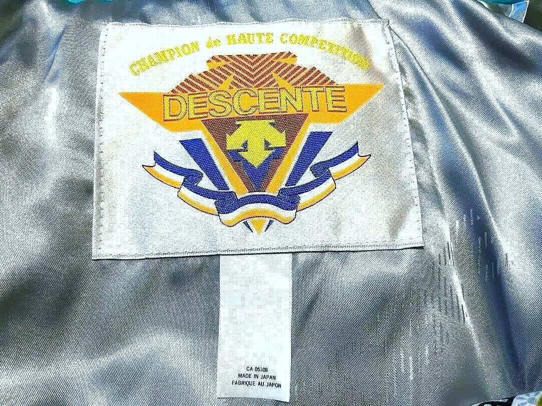 ホワイトゲレンデに映える鮮やかなグリーンのスキーウェア