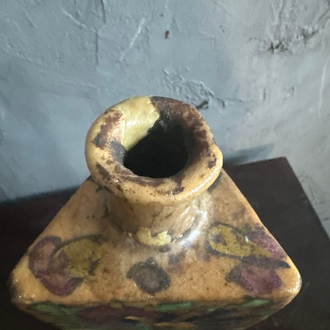 ヴィンテージ　花柄装飾の陶器瓶