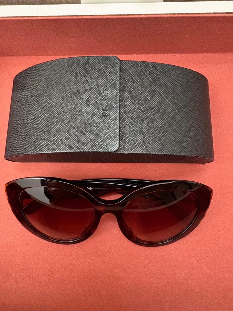 PRADA キャットアイサングラス ブラウン