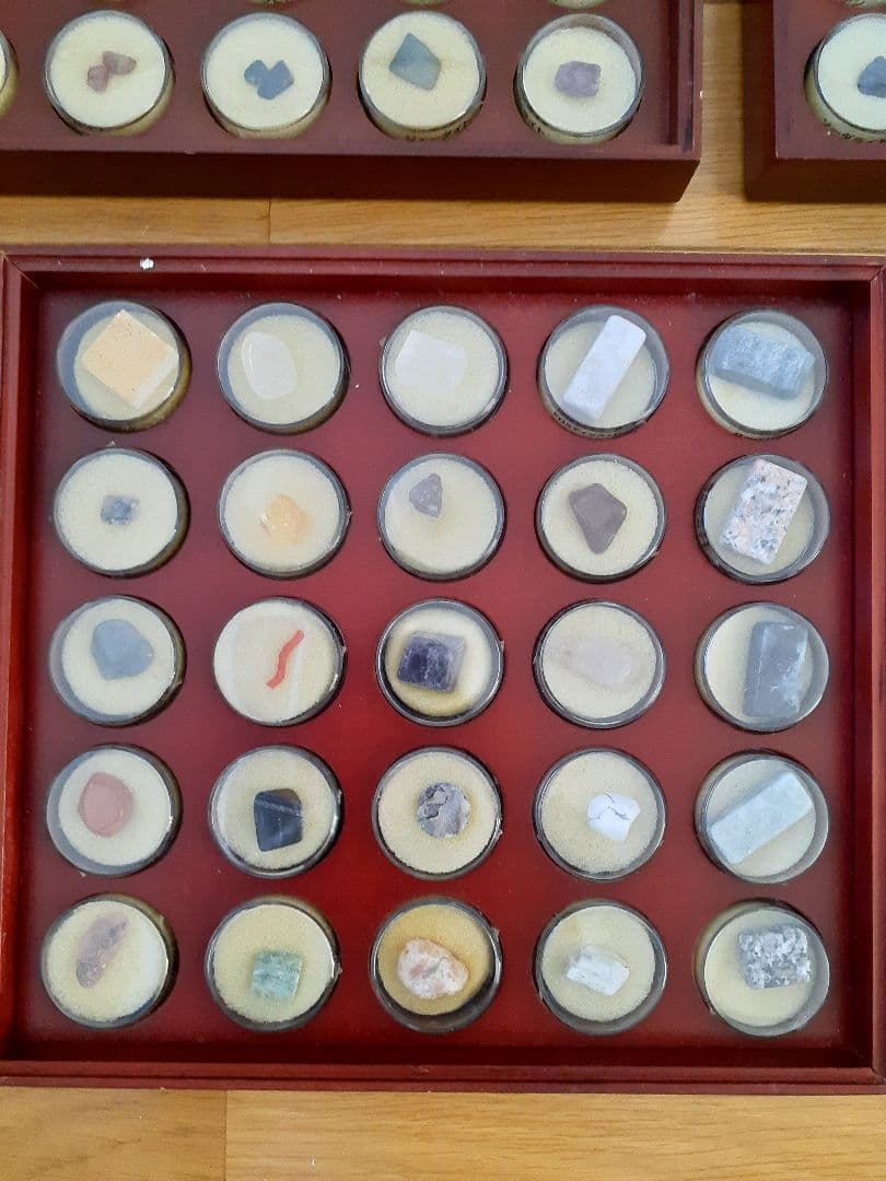 ディアゴスティーニ　トレジャーストーン　鉱石標本セット 木製収納ケース付き