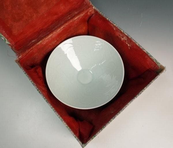 景徳佳洋 白磁影彫紋茶碗