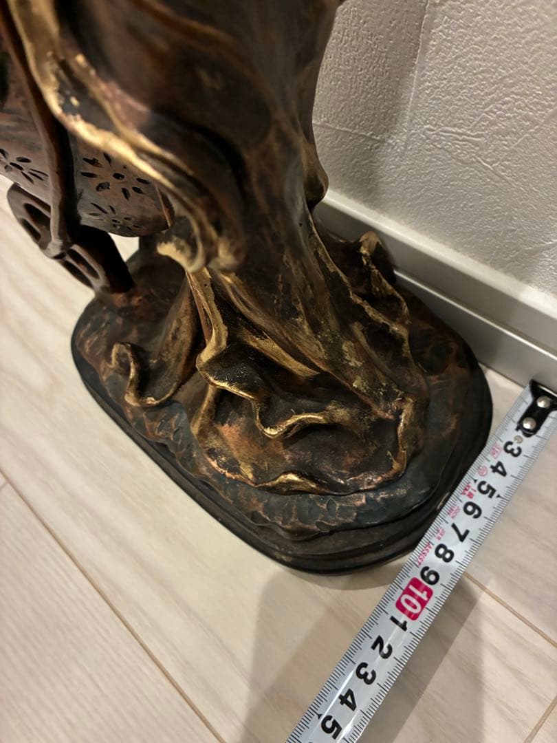 ブロンズカラーの女性と犬の装飾彫像 女性と犬の装飾像