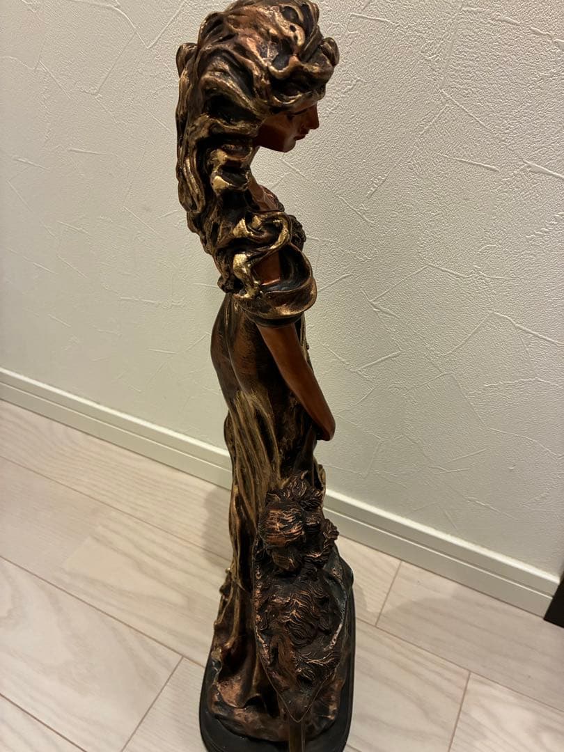 ブロンズカラーの女性と犬の装飾彫像 女性と犬の装飾像