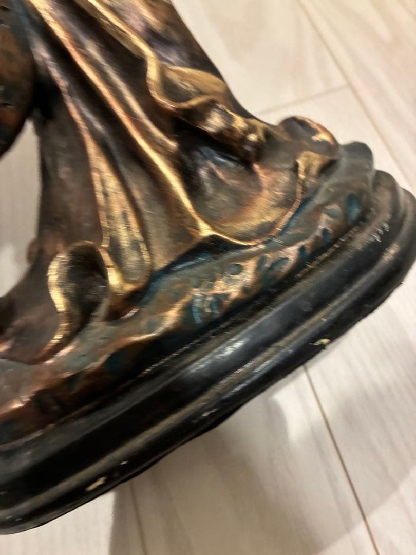 ブロンズカラーの女性と犬の装飾彫像 女性と犬の装飾像