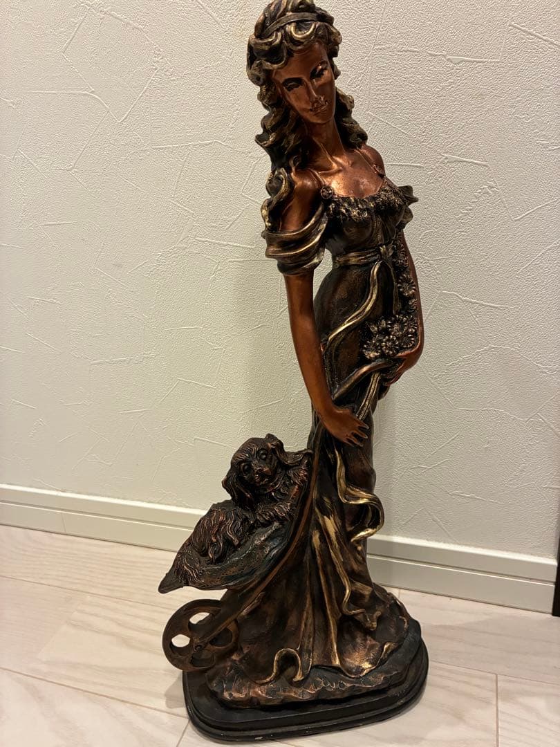 ブロンズカラーの女性と犬の装飾彫像 女性と犬の装飾像