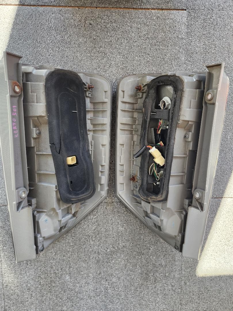 ヴォクシーZRR70　テールランプセット