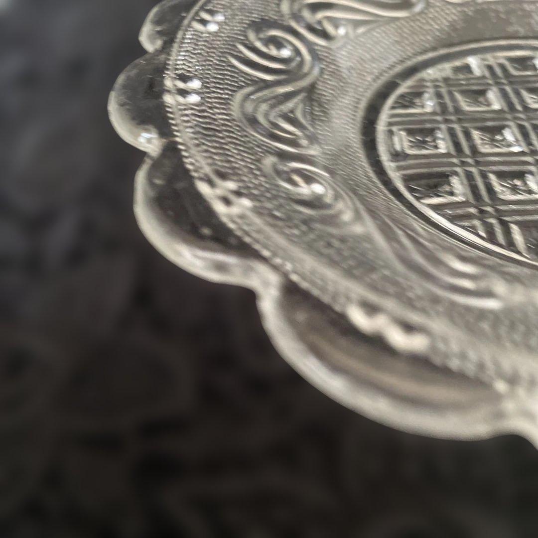 アンティーク】明治骨董　レースカット プレスガラス唐草紋様ウランガラス22㎝