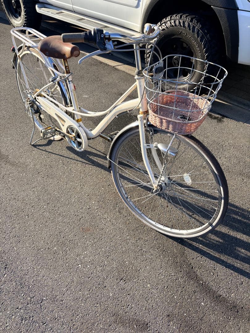 クリーム色 シティサイクル 前面バスケット付き