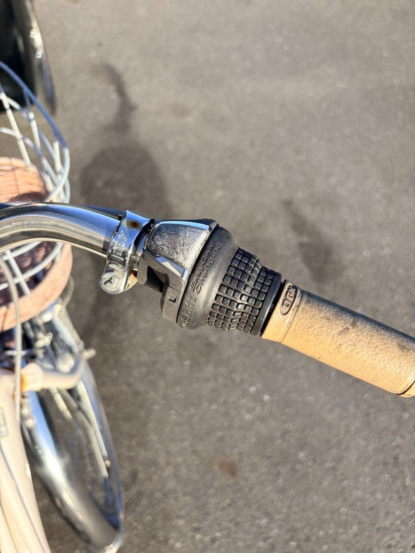 クリーム色 シティサイクル 前面バスケット付き