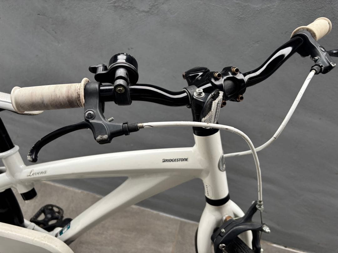 【世田谷区直接引渡希望】ブリヂストン　レベナ　ホワイト　18インチ