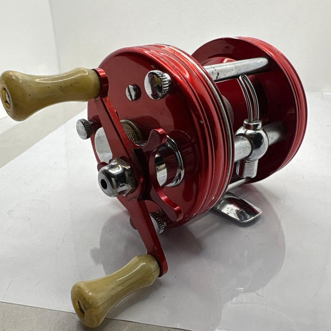 ABU Ambassadeur 5000 レッドベイトリール