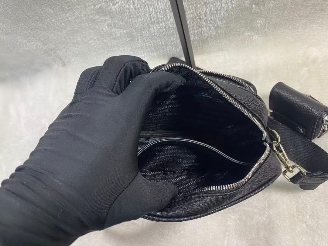 PRADA ブラックナイロンショルダーバッグ