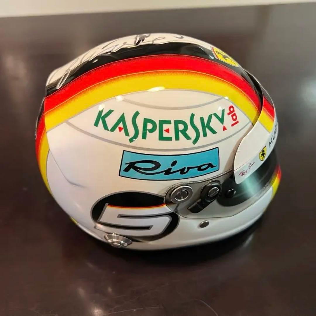 （美品）F1 Ferrari セバスチャンベッテル 直筆サイン入り1/2