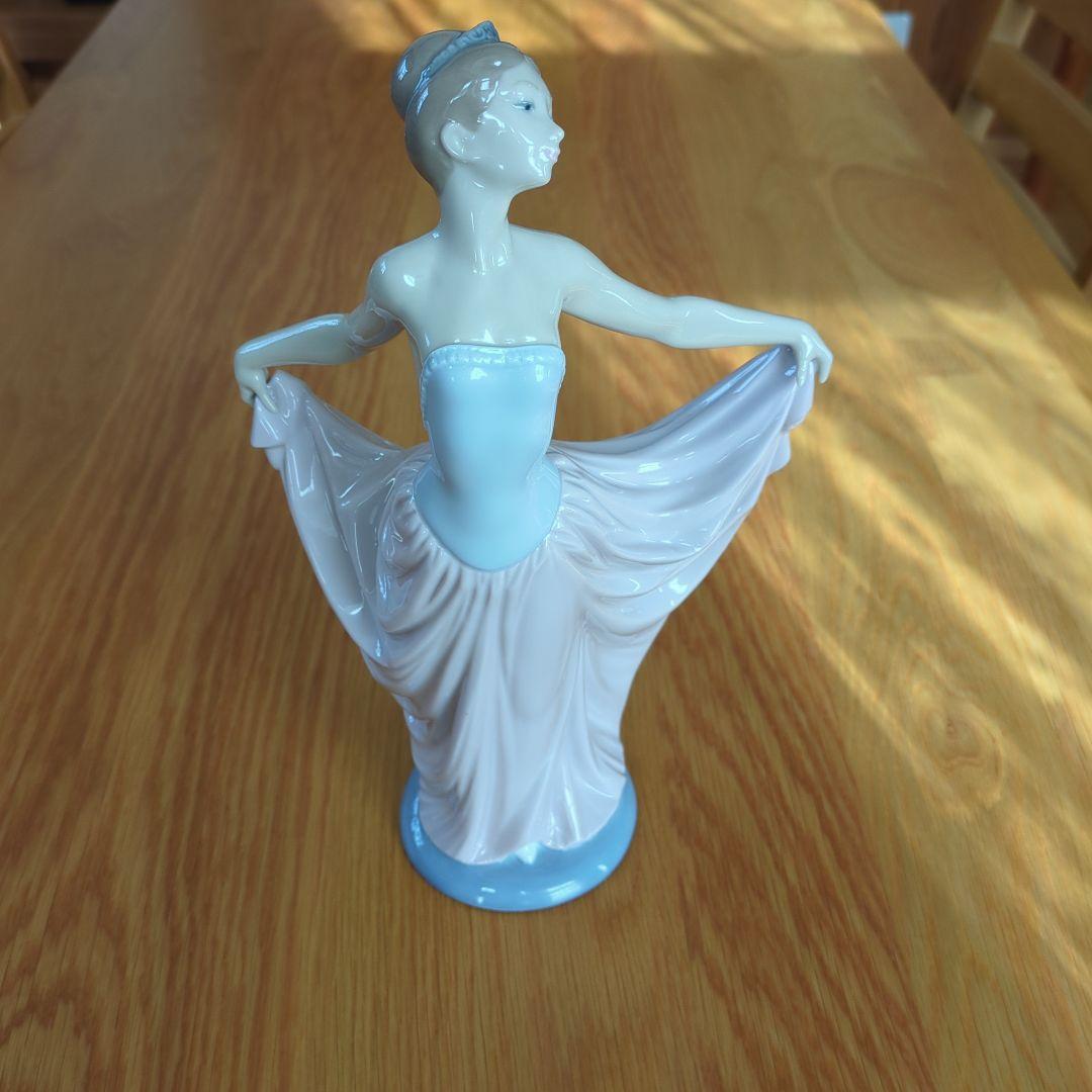 himeeさん専用、リアドロ女性陶磁器です。