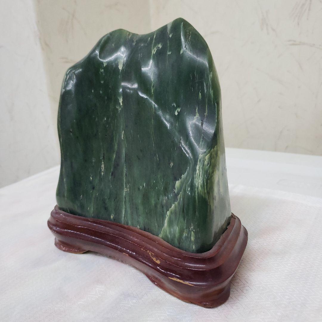 Ｂフライデー蔵出し特価天然ネフライト翡翠の自然石彫刻鑑別書付き