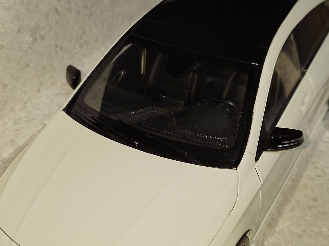メルセデスベンツ CLAシューティングブレーク 1/18 ミニカー ホワイト
