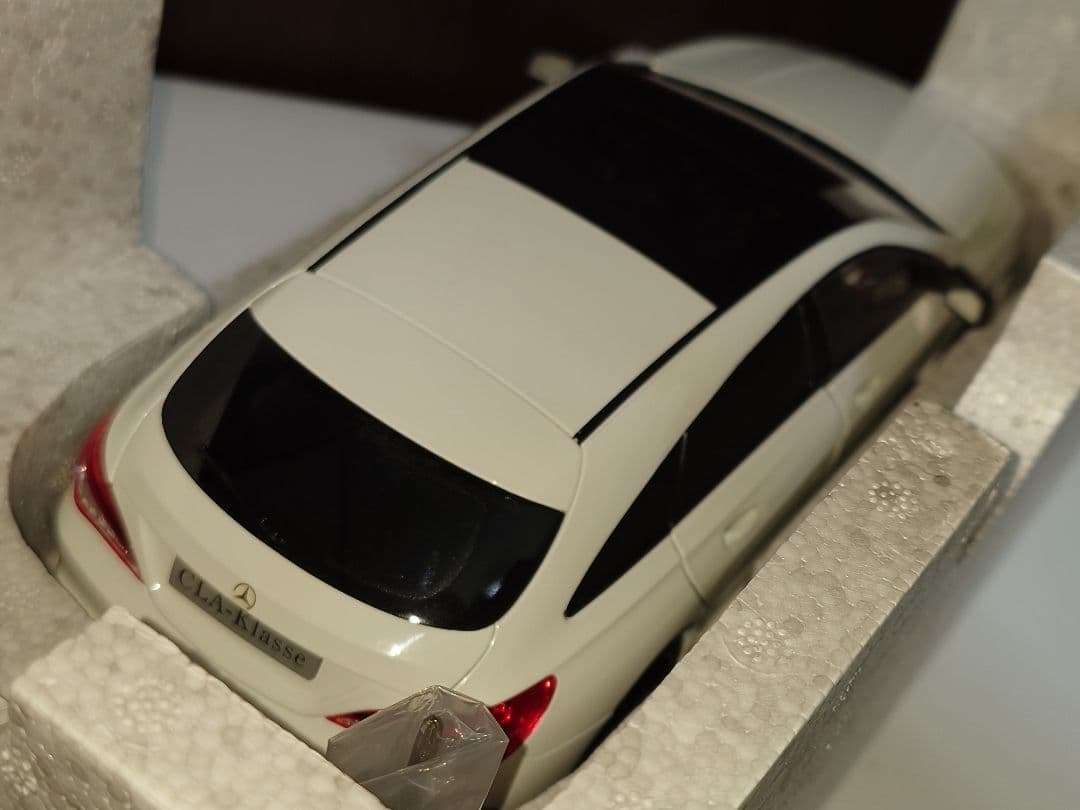 メルセデスベンツ CLAシューティングブレーク 1/18 ミニカー ホワイト