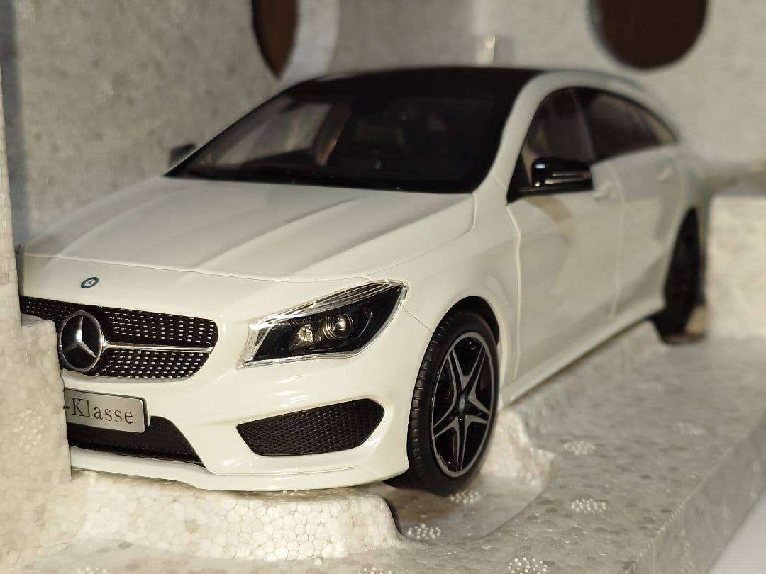 メルセデスベンツ CLAシューティングブレーク 1/18 ミニカー ホワイト