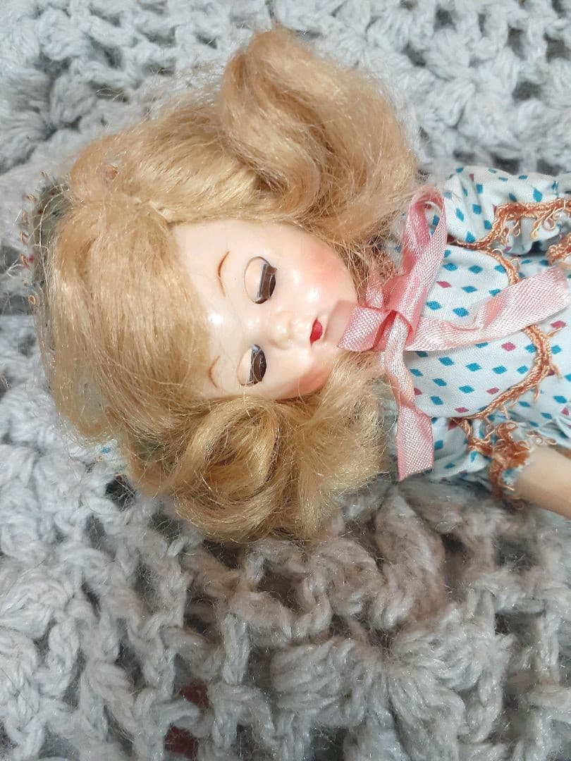 ヴィンテージドール　美しいお顔の人形　ボンネットガール　スリープアイ