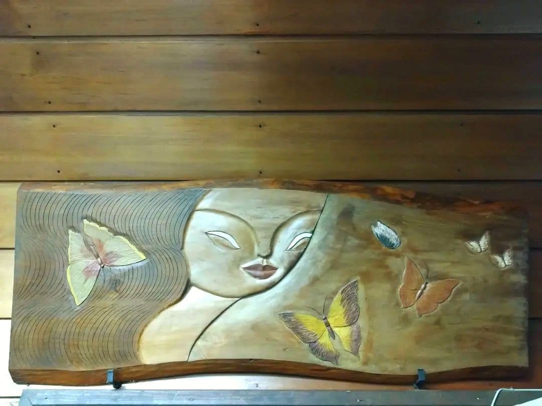 木製レリーフアート 　髪の長い女性と蝶　作家物　手彫り　サイン有り