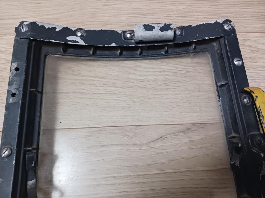 B29爆撃機の部品（窓ガラス）