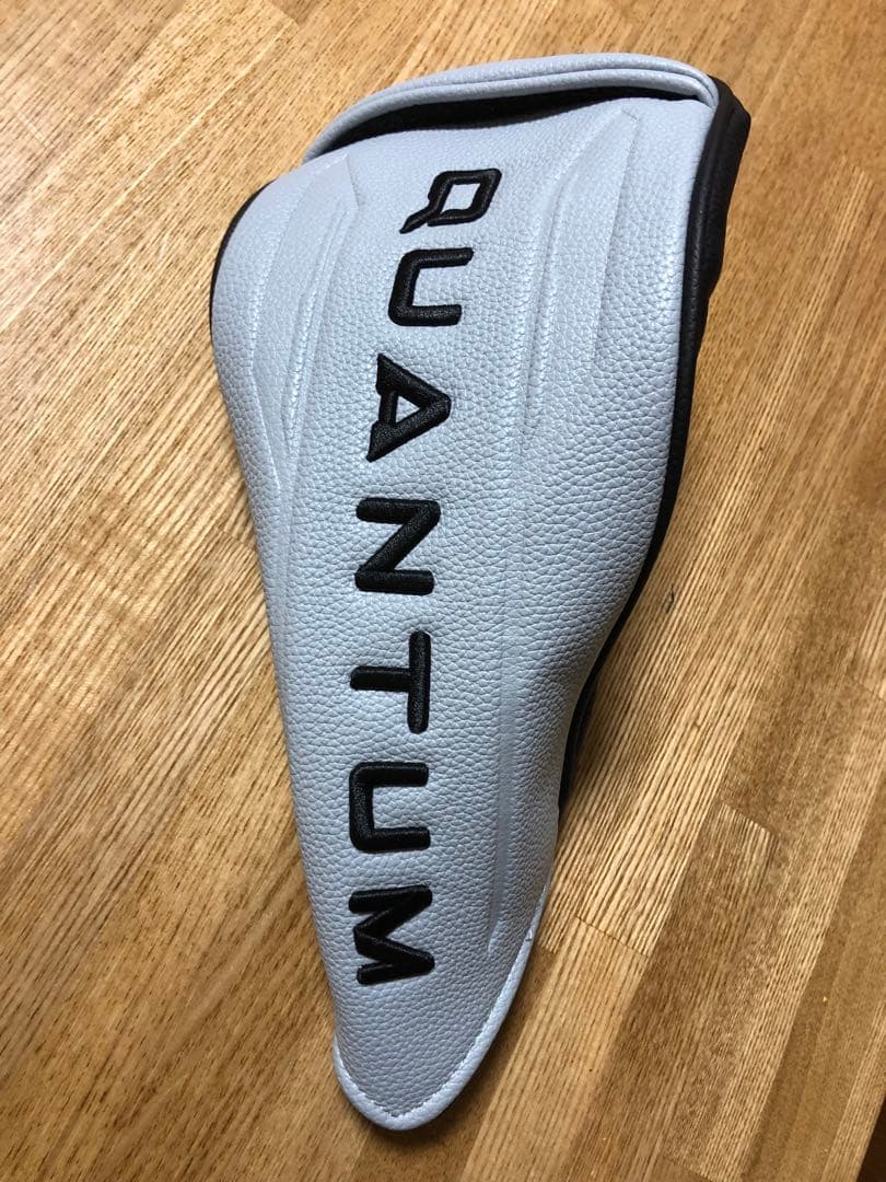 左）レフティ QUANTUM Max 10.5° ドライバー　Sフレックス