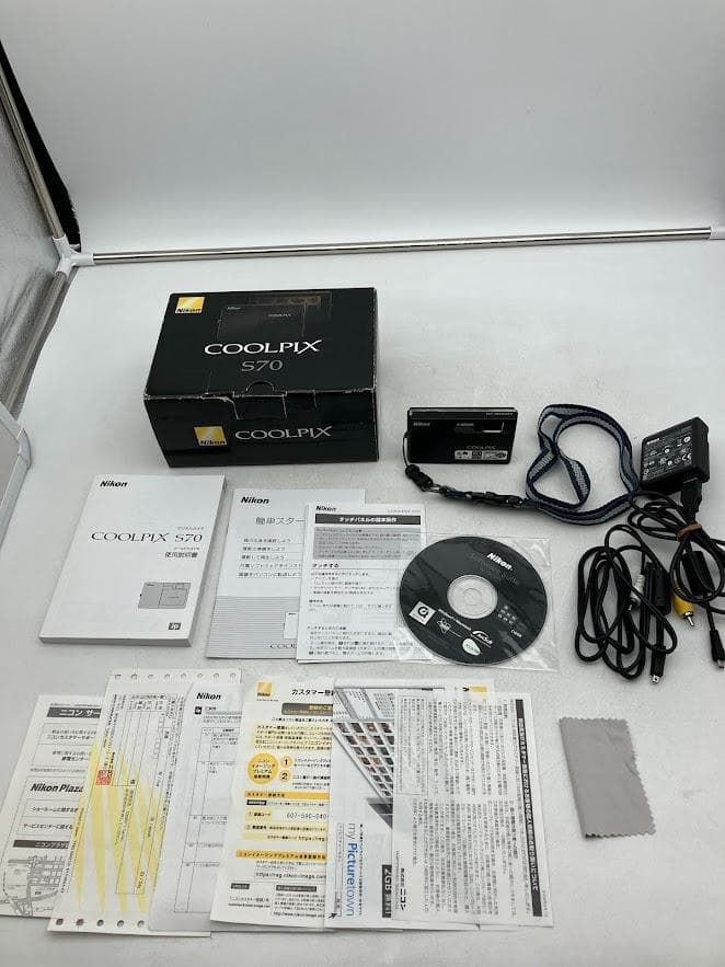 Nikon COOLPIX S70 本体と付属品